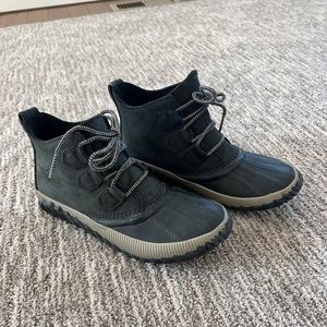 Sorel Out N About Women’s Duck Boot. Full grain leather. Black 6.5
